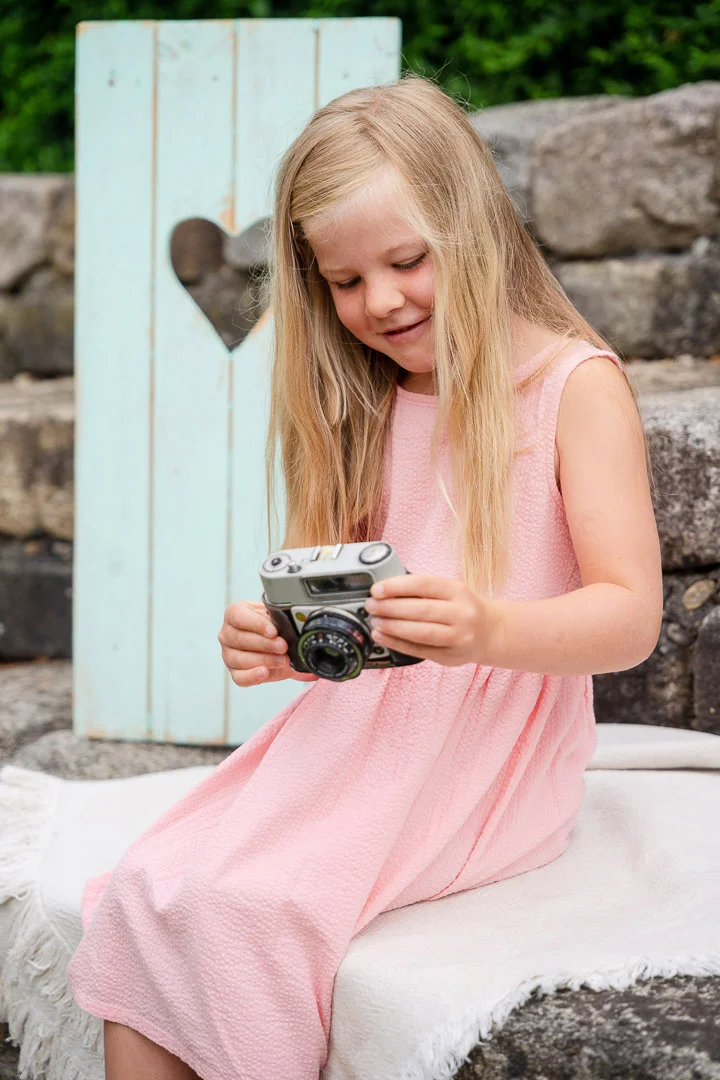 Mädchen mit Kamera in der Hand - Kindergartenfotograf in Ulm & Umgebung