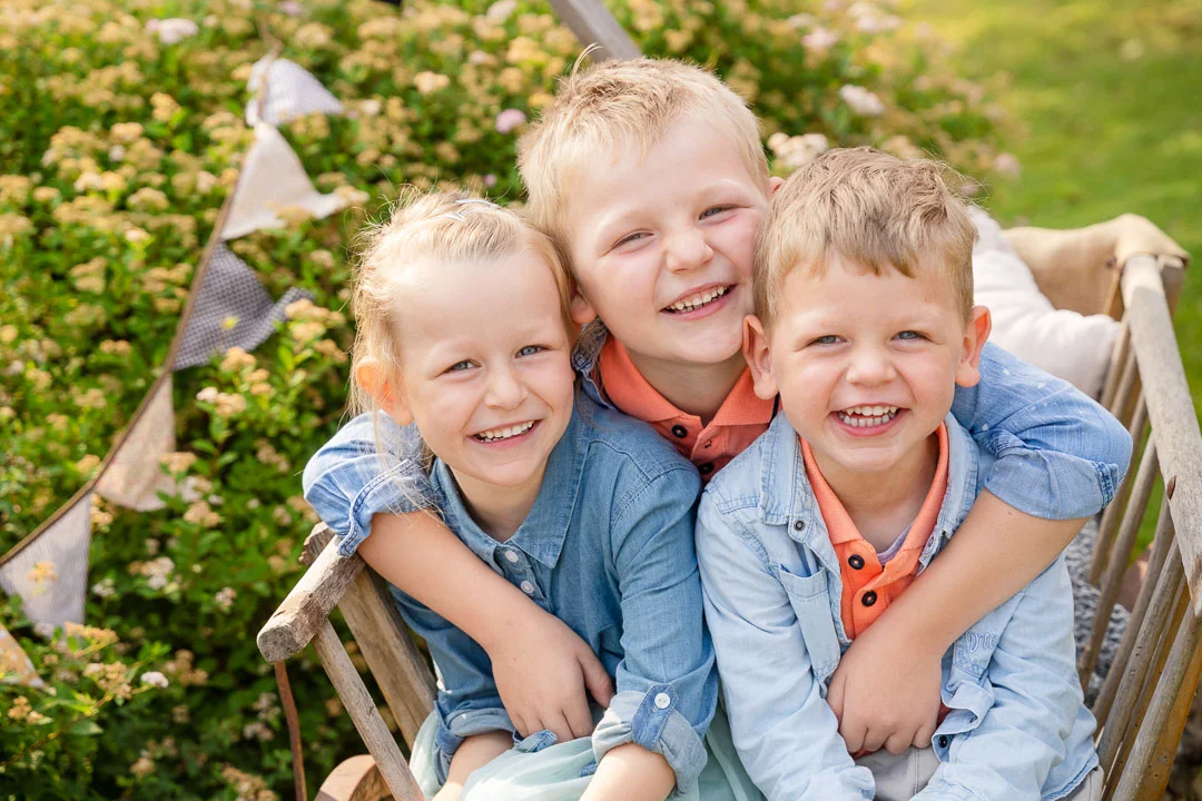 Zwei jungen und ein Mädchen outdoor Fotografiert - Kindergartenfotograf in Ulm & Umgebung