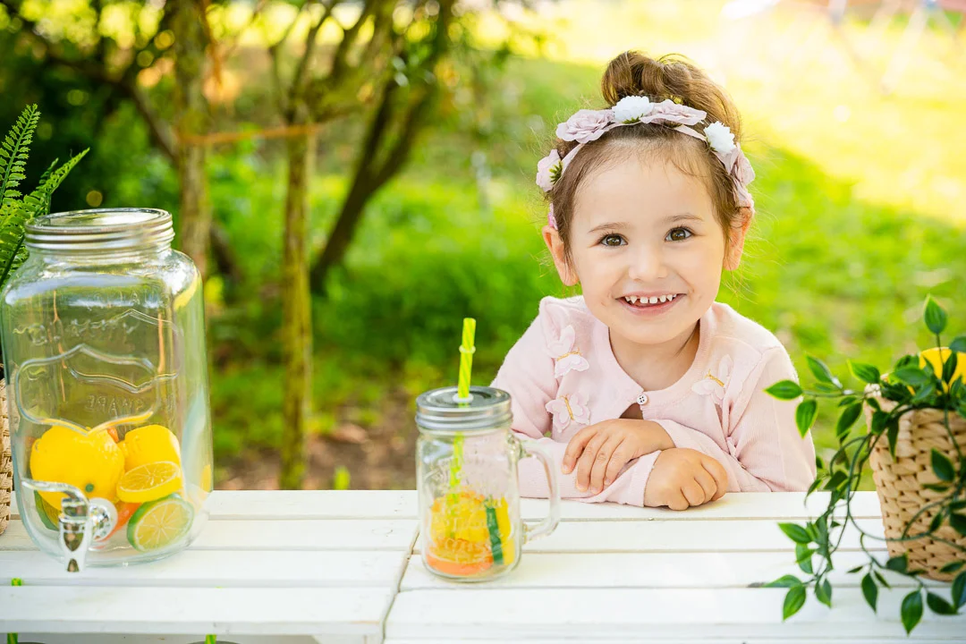 Kindergartenfotografie in Ulm & Umgebung - Outdoor Mädchen lächelnd