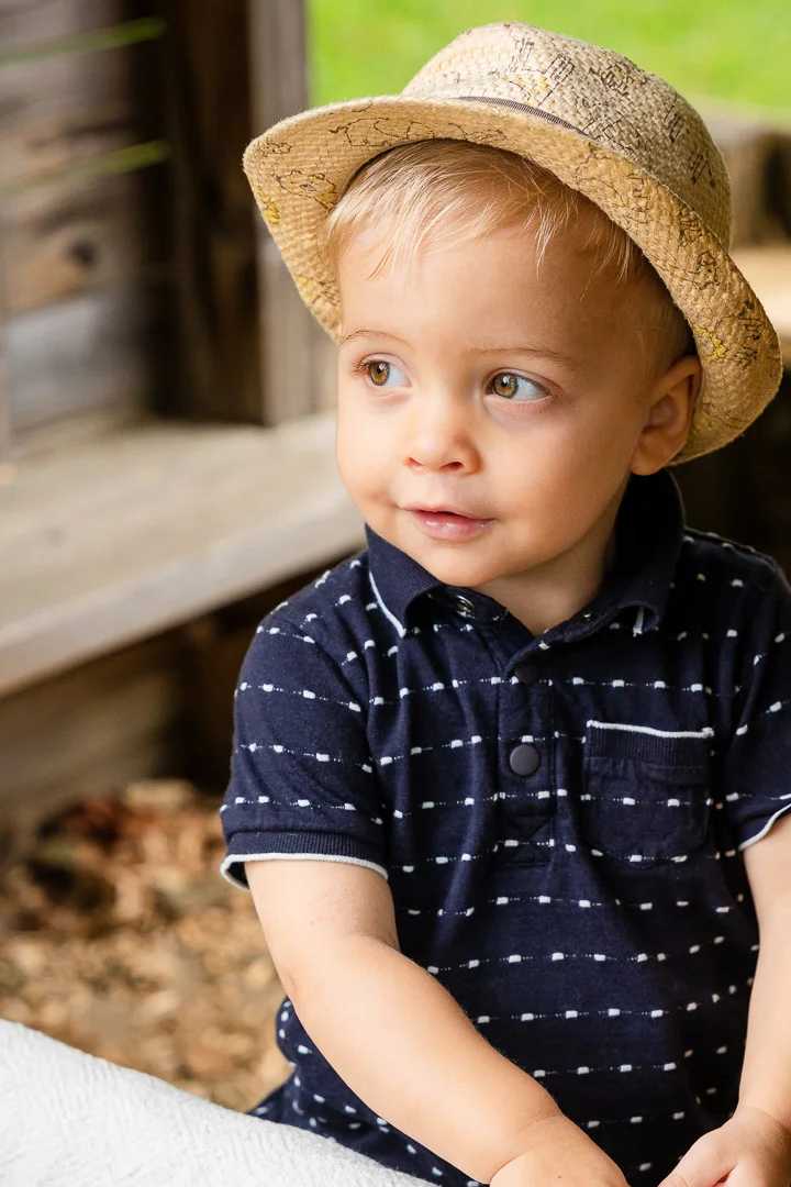 Kita-Fotografie in Ulm & Umgebung - Foto von Jungen mit Strohhut
