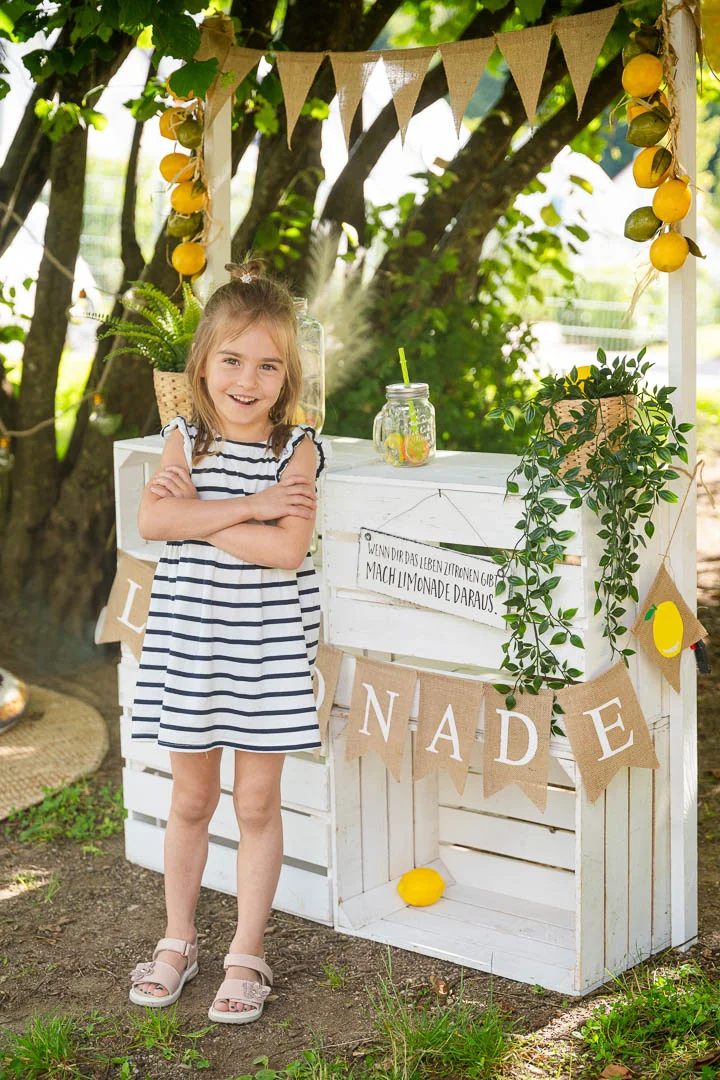 Mädchen in gestreiften Kleid - Kitafotografie in Ulm & Umgebung
