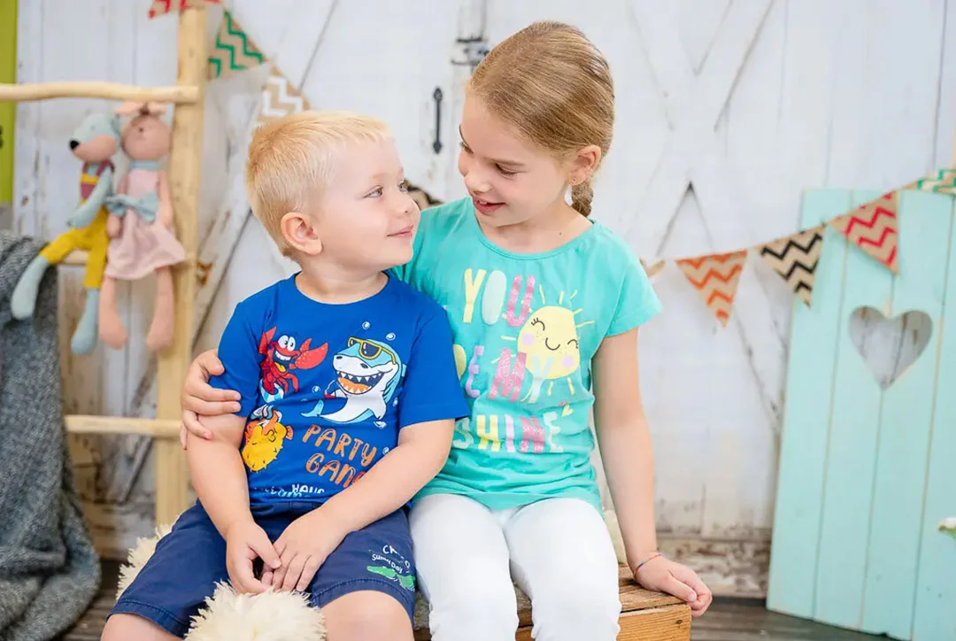 Ein Mädchen und Jungen sitzend fotografiert vom Kindergartenfotograf in Ulm & Umgebung
