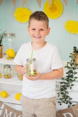 Ein modernes Kindergartenfotografie Set. Zitronenlimo-Stand