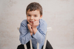 Cleanes Indoor-Set für Kindergartenfotograf. Ein weisser Stuhl und ein heller HIntergrund