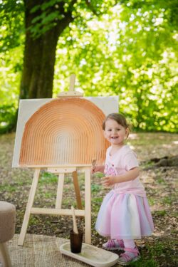 Ein Mädchen mit Kindergartenset-up Malerei